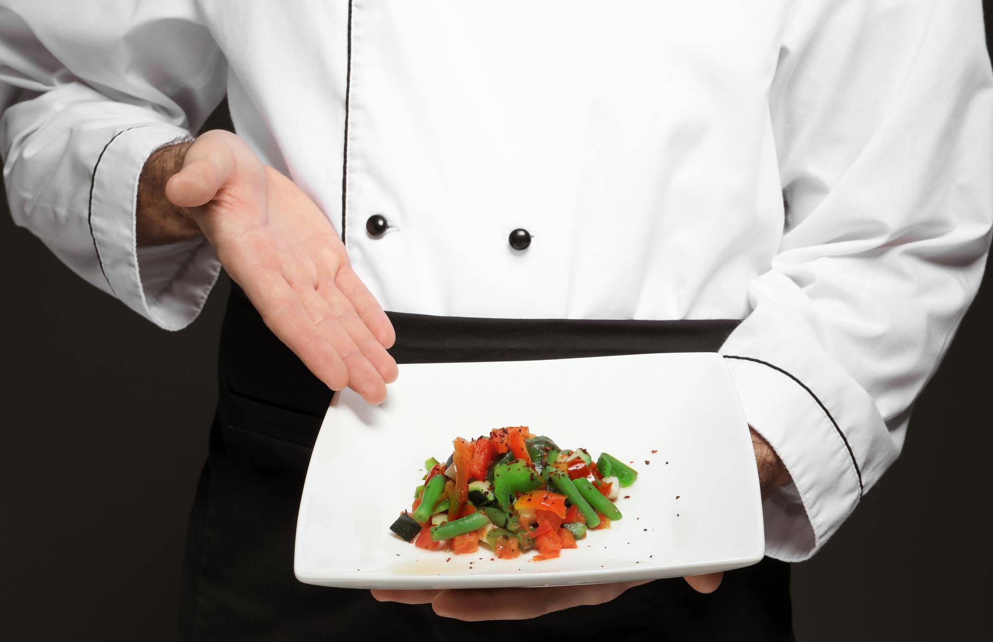 Szef kuchni przygotowujący fine dining